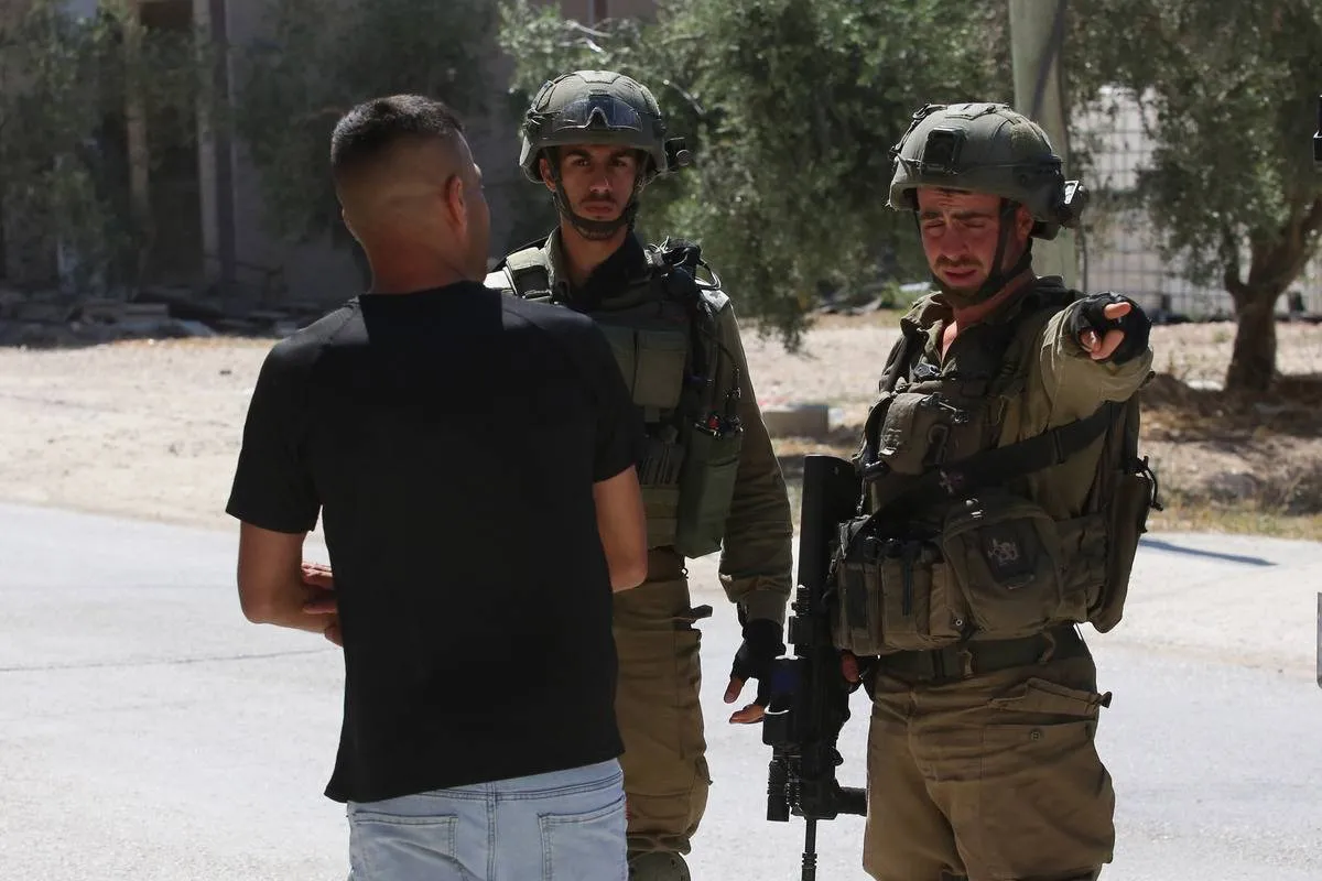 Soldados israelenses conduzem operação de busca e apreensão na aldeia de Urif, em Nablus, na Cisjordânia ocupada, em 29 de junho de 2023 [Nedal Eshtayah/Agência Anadolu]