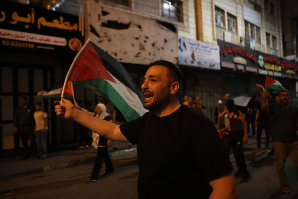 Protesto palestino contra os ataques israelenses por ar e terra contra Jenin, em Hebron (Al-Khalil), na Cisjordânia ocupada, em 4 de julho de 2023 [Mamoun Wazwaz/Agência Anadolu]

