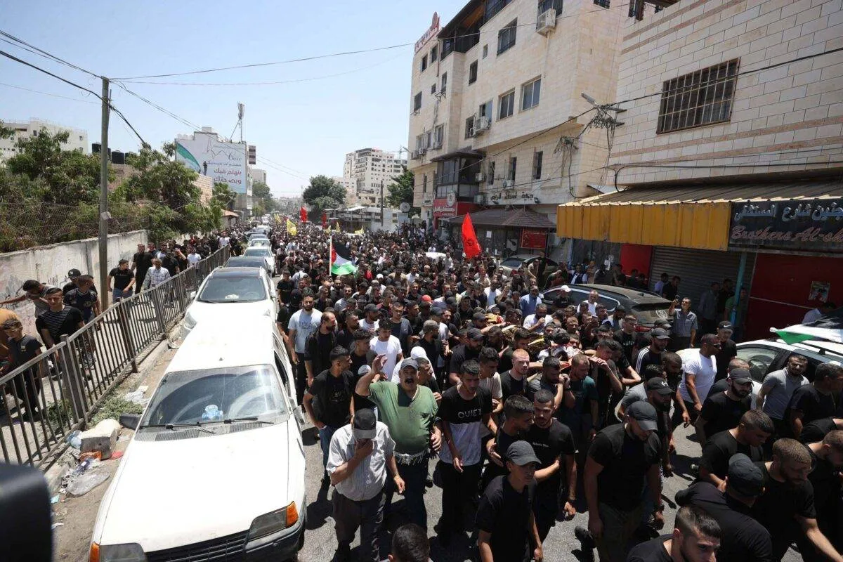 Funeral de dez dos palestinos mortos durante ataque por terra e ar ao campo de refugiados de Jenin, na Cisjordânia ocupada, em 5 de julho de 2023 [Issam Rimawi/Agência Anadolu]
