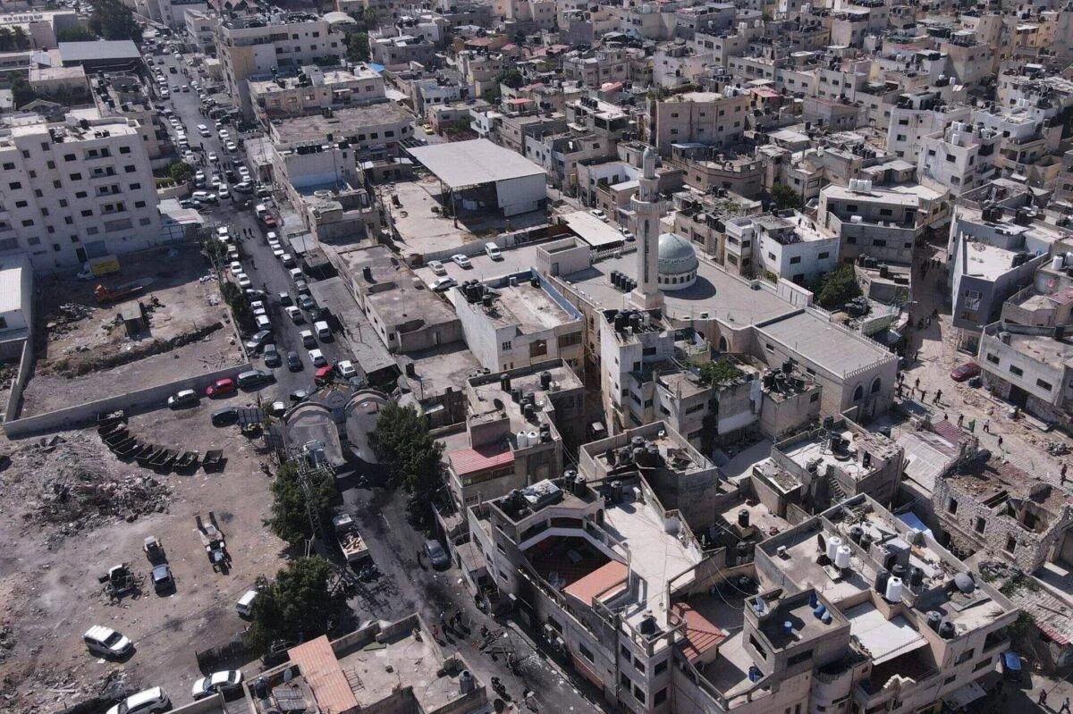 Vista aérea da rua destruída depois que as forças israelenses pararam os ataques aéreos e incursões no Campo de Refugiados de Jenin, Cisjordânia, em 05 de julho de 2023 [Issam Rimawi/Agência Anadolu]
