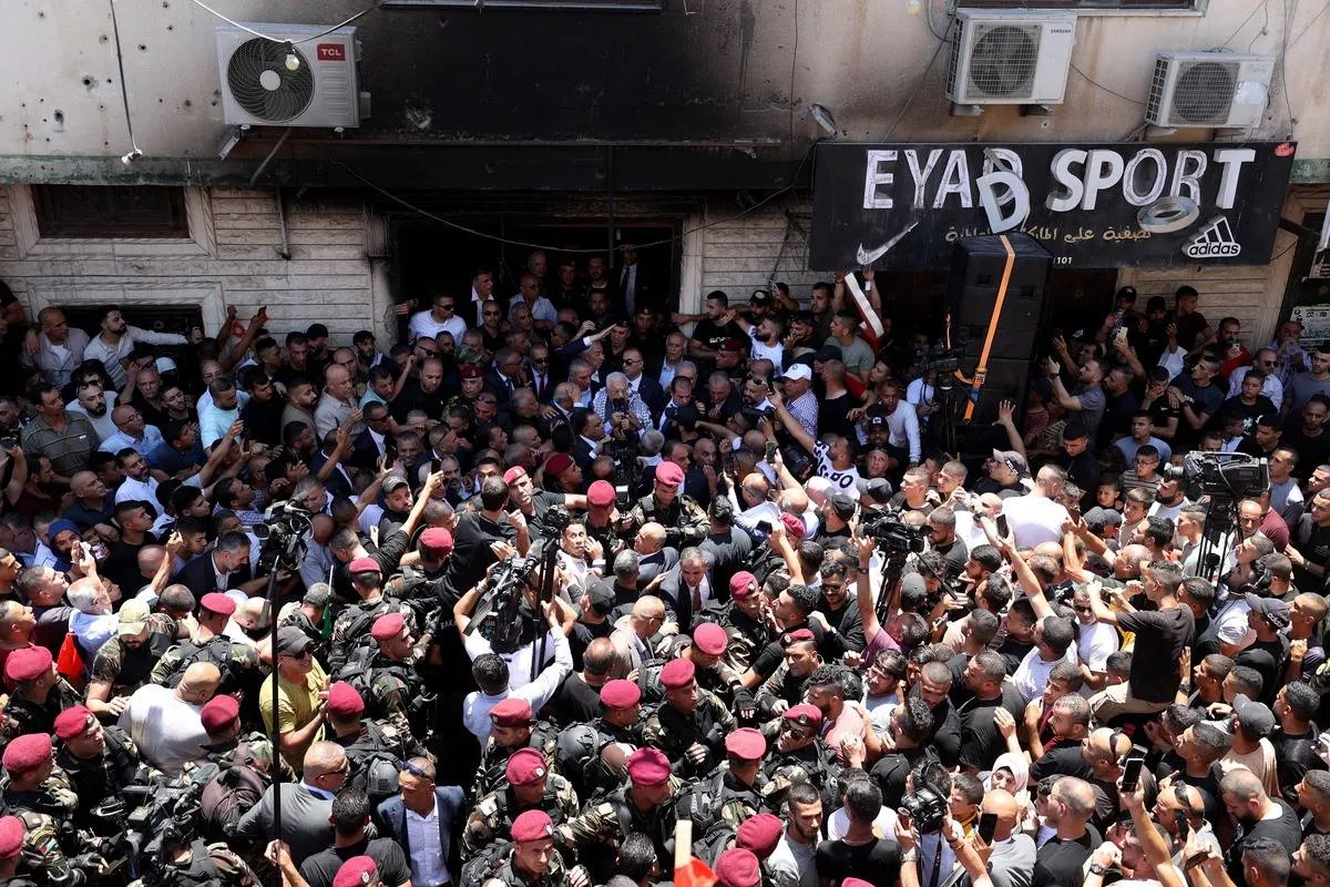 Palestinos dão as boas-vindas ao presidente palestino Mahmoud Abbas durante sua visita ao Campo de Refugiados de Jenin, no qual as forças israelenses atacam por dois dias, em Jenin, Cisjordânia, em 12 de julho de 2023 [Issam Rimawi /Agência Anadolu]