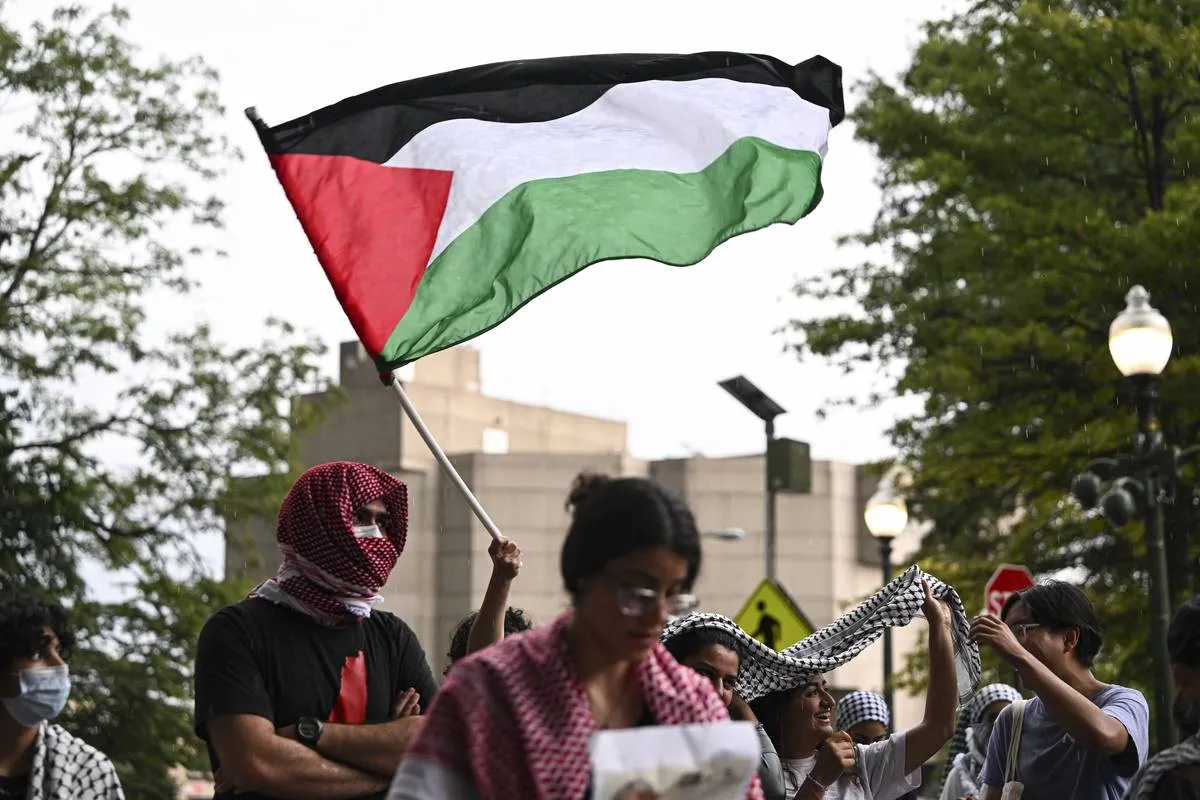 O Movimento da Juventude Palestina realizou uma manifestação e uma manifestação fora da Embaixada de Israel em Washington DC para protestar contra as incursões israelenses na cidade de Jenin, na Cisjordânia [Celal Güneş - Agência Anadolu]

