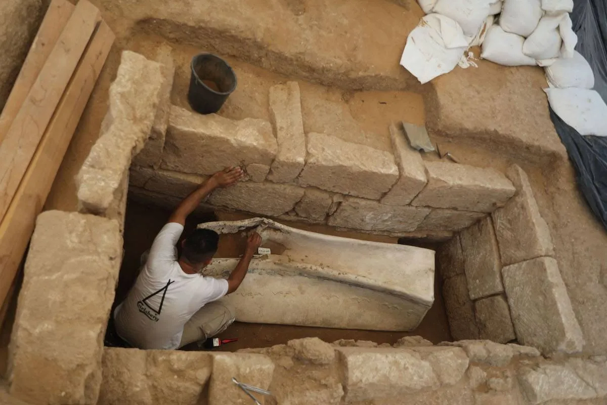 Arqueólogos encontram um sarcófago de chumbo durante escavações de uma necrópole romana no norte da Faixa de Gaza, em 16 de julho de 2023 [Mustafa Hassona/Agência Anadolu]