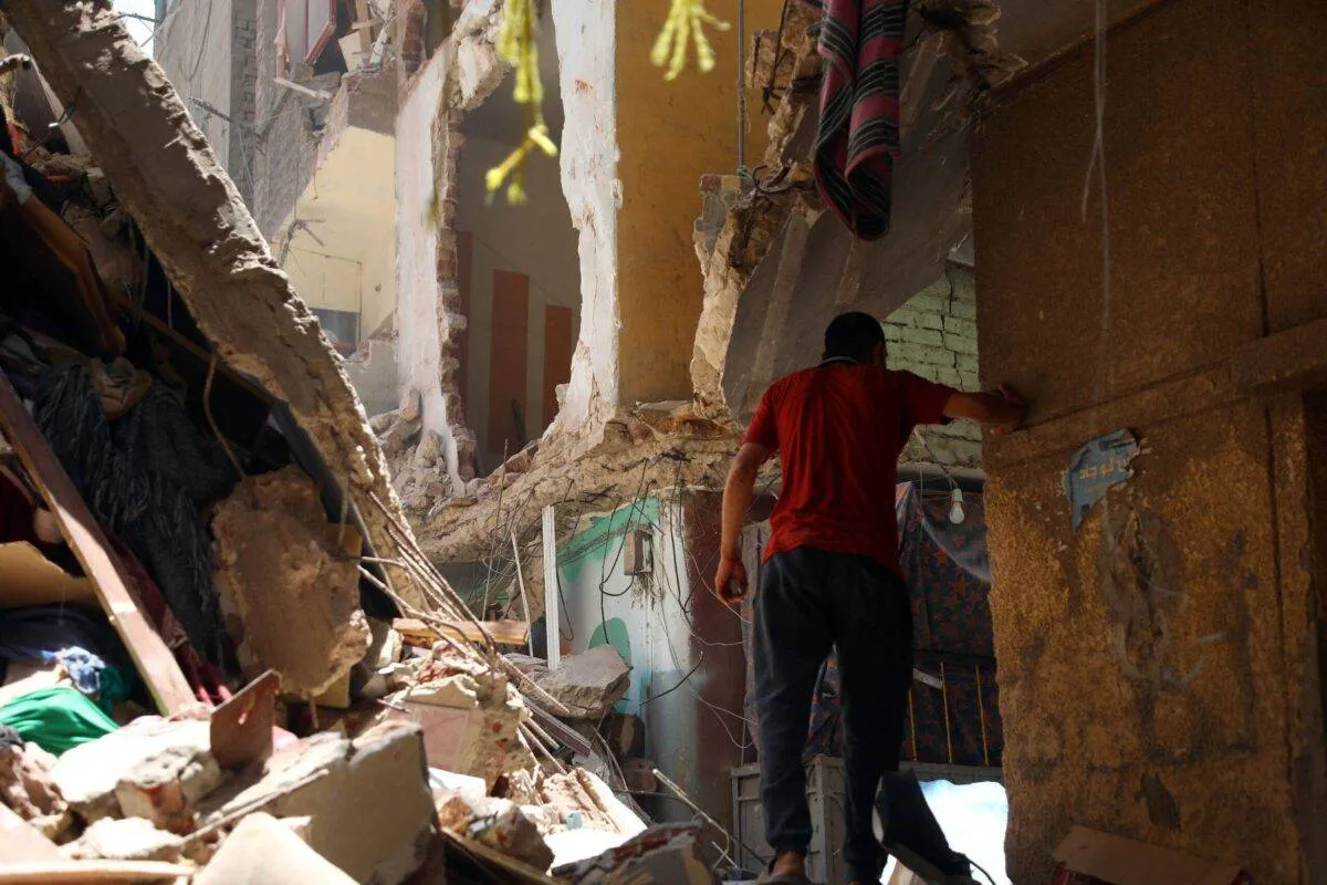 Um civil observa o desabamento de um prédio de 4 andares no Cairo, Egito, em 17 de julho de 2023 [Fareed Kotb/Agência Anadolu]
