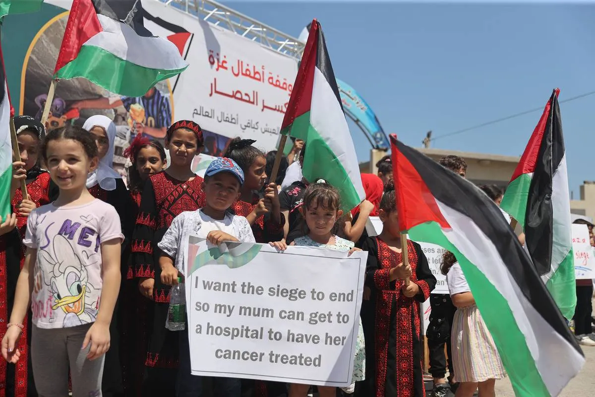 Crianças palestinas participam de protesto contra o bloqueio israelense a Gaza, na Cidade de Gaza, em 16 de julho de 2023 [Mustafa Hassona/Agência Anadolu]