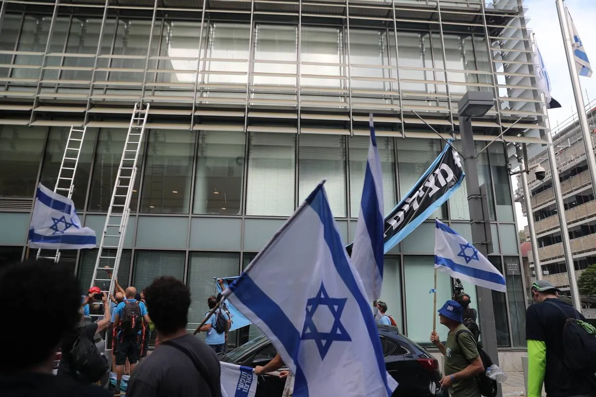 Protesto contra a reforma judicial do primeiro-ministro Benjamin Netanyahu, perto do mercado de ações de Tel Aviv, em 18 de julho de 2023 [Mostafa Alkharouf/Agência Anadolu]