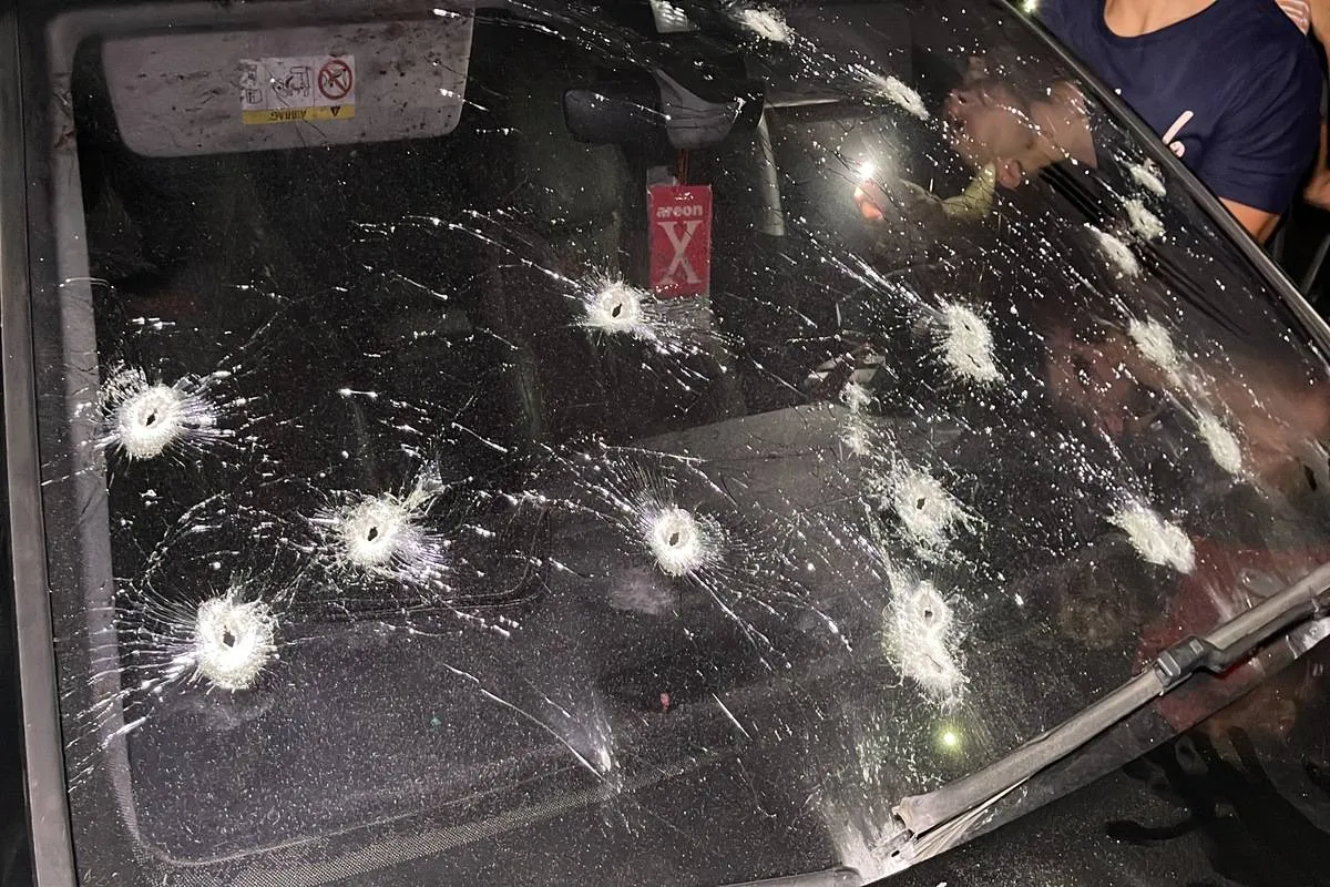 Carro alvejado por balas em Nablus, na Cisjordânia ocupada, em 21 de julho de 2023 [Hisham K. K. Abu Shaqra/Agência Anadolu]
