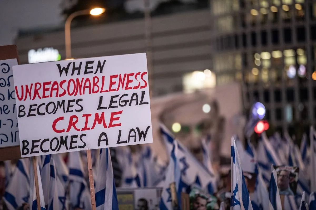Protesto contra a reforma judicial do premiê israelense Benjamin Netanyahu, em Tel Aviv, 22 de julho de 2023 [Mostafa Alkharouf/Agência Anadolu]
