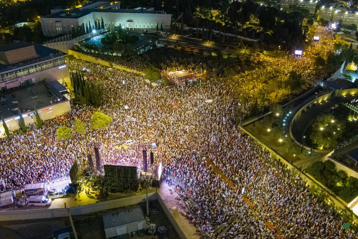 Protestos contra a reforma judicial do primeiro-ministro Benjamin Netanyahu, em frente ao parlamento (Knesset), em Jerusalém ocupada, em 23 de julho de 2023 [Yair Palti/Agência Anadolu]
