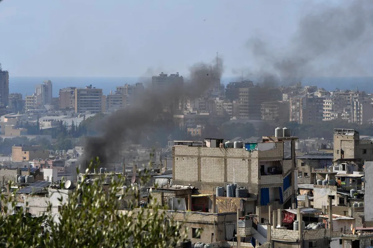 Confrontos no campo de refugiados palestinos de Ain al-Helweh, em Sidon, no Líbano, 30 de julho de 2023 [Houssam Shbaro/Agência Anadolu]
