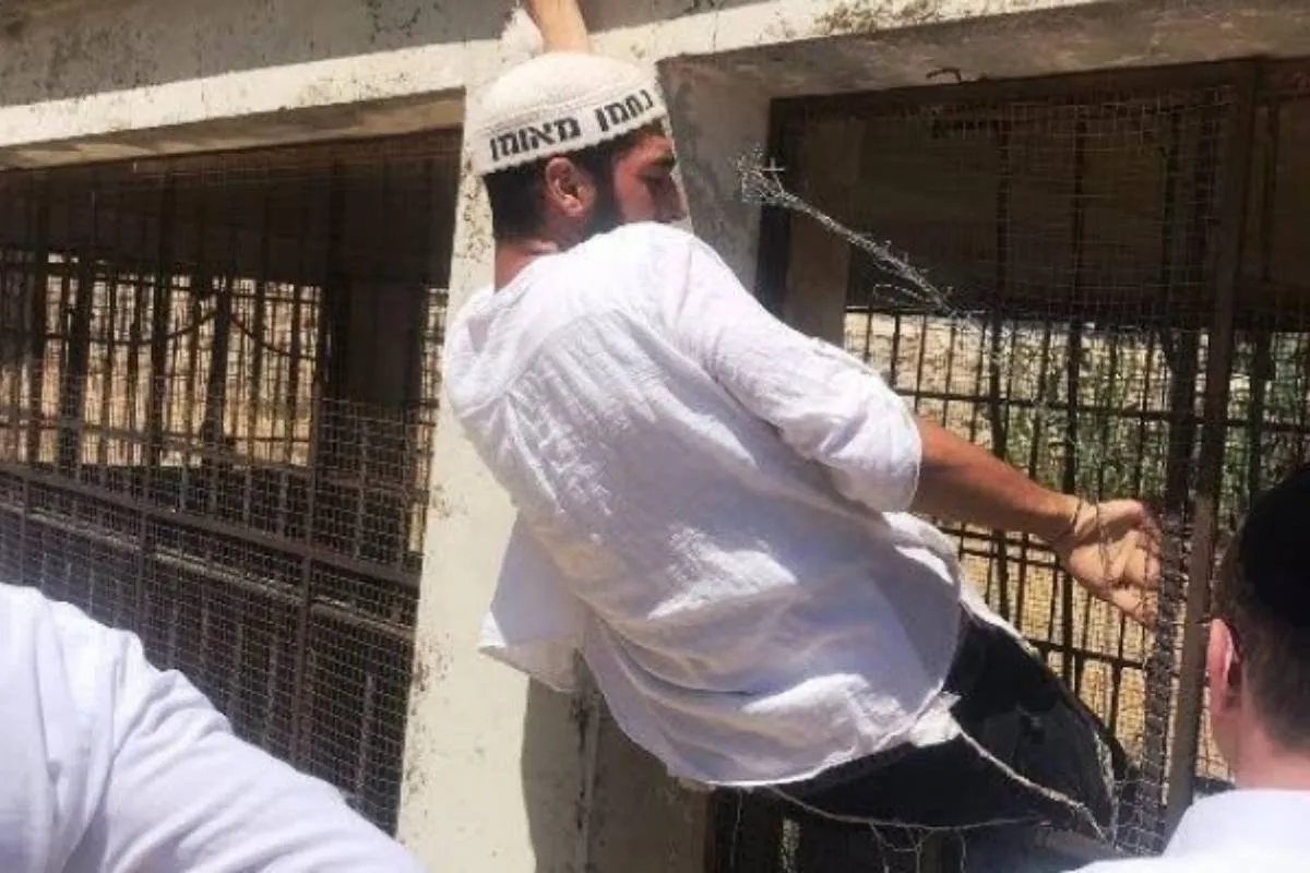 Colonos israelenses invadem igreja greco-ortodoxa em Jerusalém [Quds Press]
