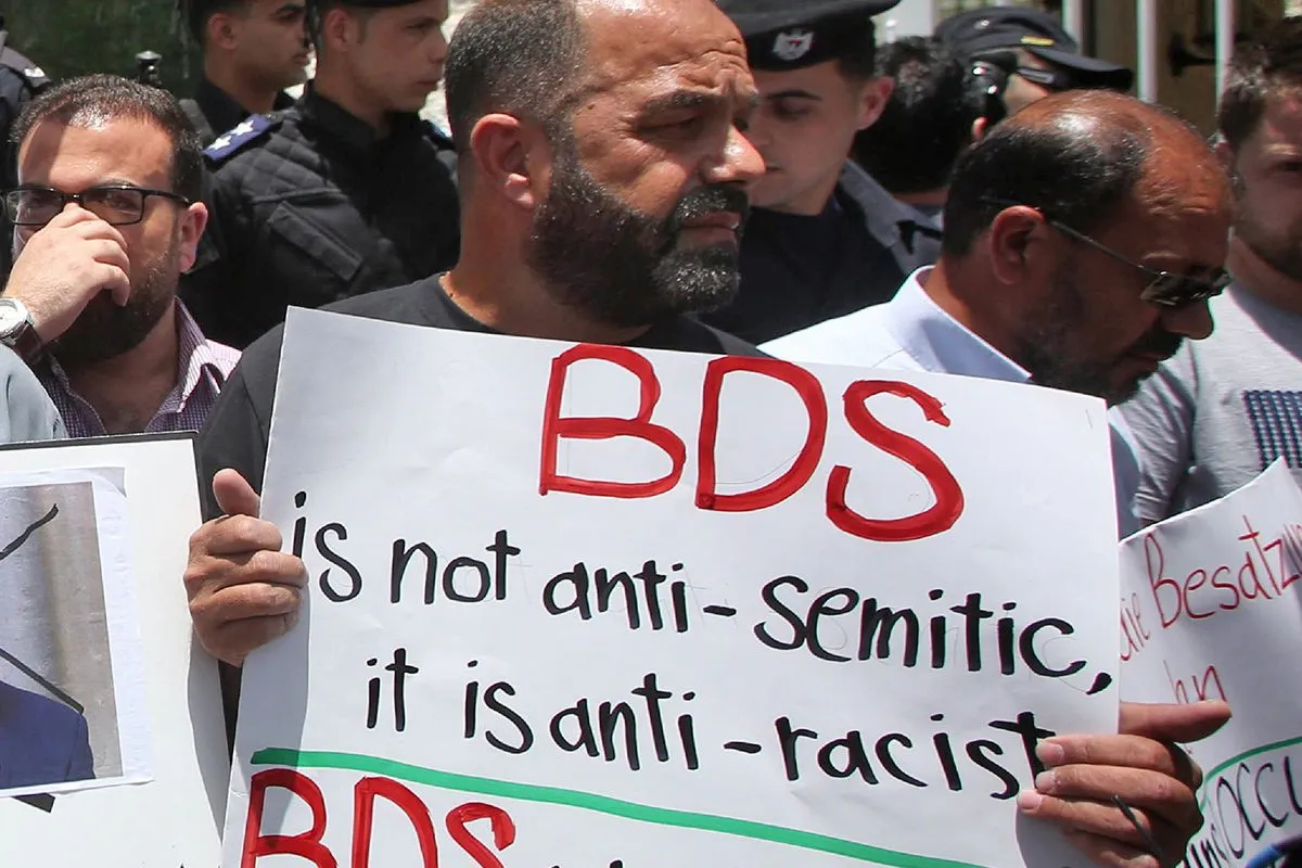 Protesto contra a decisão alemã de criminalizar o movimento de Boicote, Desinvestimento e Sanções (BDS) contra o apartheid israelense, na Cisjordânia ocupada, em 22 de maio de 2019 [AFP/Getty Images]
