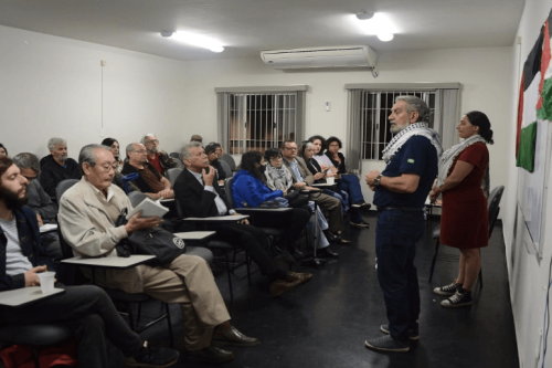 Palestinos e ativistas brasileiros realizam encontro sobre ações de apoio à Palestina em São Paulo, Brasil, em julho de 2023 [Lina Bakr/Monitor do Oriente Médio]]