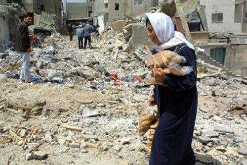 Mulher caminhas pelos escombros de Jenin 2002