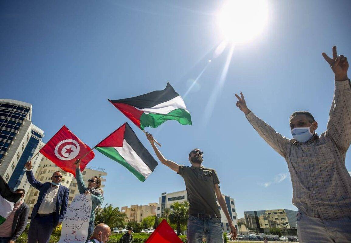 Protesto contra os ataques israelenses a Gaza em frente à embaixada dos EUA em Túnis, na Tunísia, em 21 de maio de 2021 [Yassine Gaidi/Agência Anadolu]
