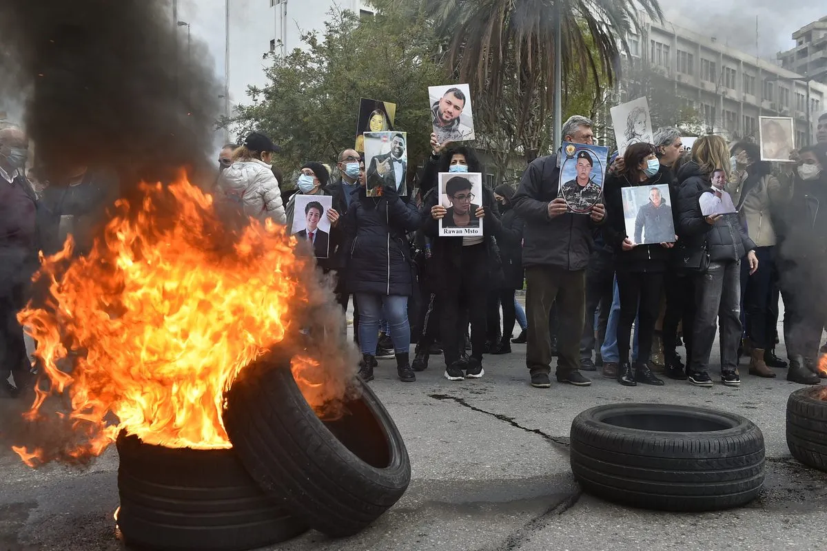 Parentes das vítimas da explosão no porto de Beirute protestam em frente ao Palácio da Justiça, na capital libanesa, em 7 de fevereiro de 2022 [Houssam Shbaro/Agência Anadolu]
