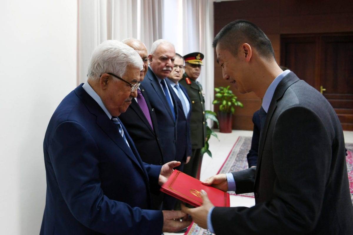 O presidente palestino, Mahmoud Abbas, recebe as credenciais do embaixador da República da China no Estado da Palestina, na cidade de Ramallah, na Cisjordânia, em 24 de abril de 2018 [Thaer Ganaim/ApaImages]
