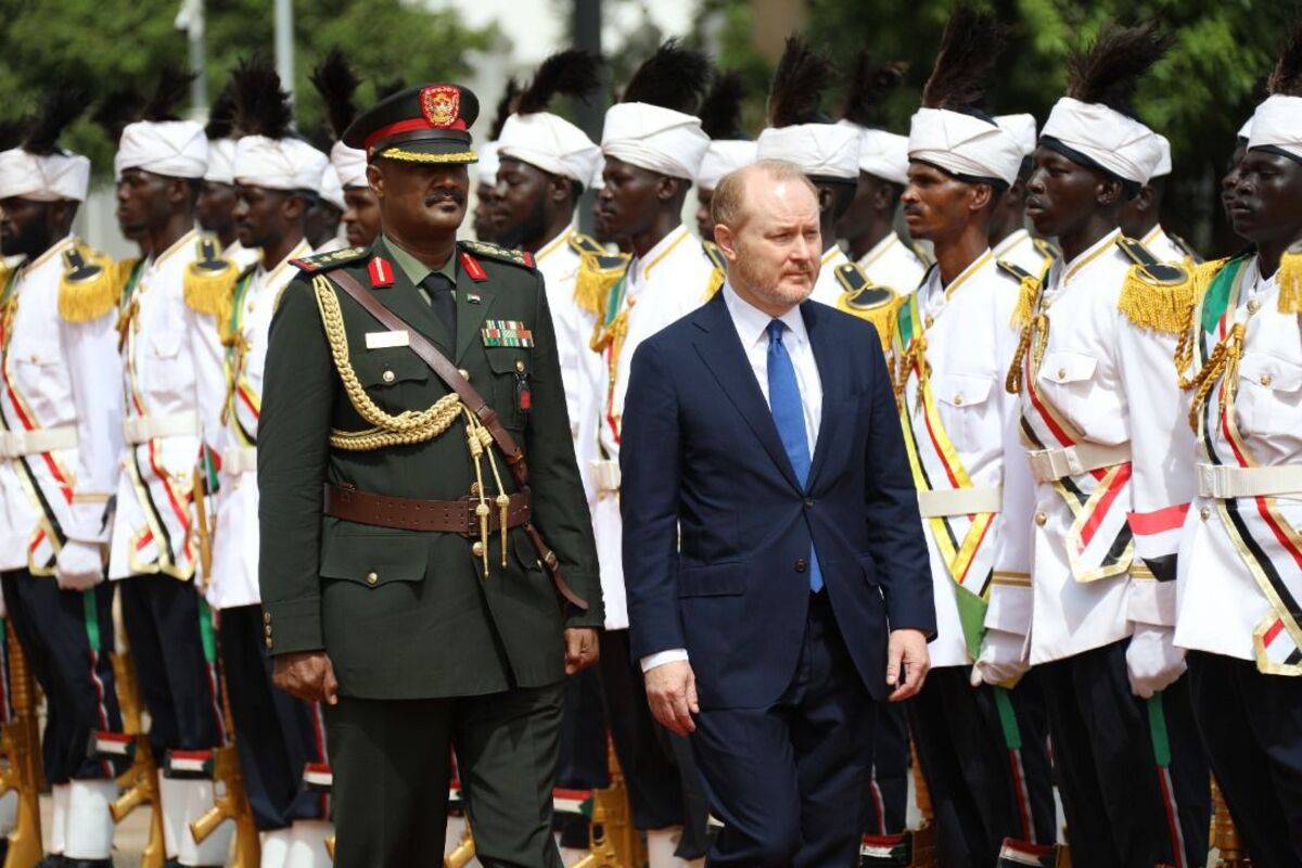 Embaixador dos EUA ao Sudão, John Godfrey, chega ao palácio presidencial em Cartum para apresentar suas credenciais ao chefe do Conselho Soberano, general Abdel Fattah al-Burhan, em 1° de setembro de 2022 [Conselho Soberano do Sudão/Agência Anadolu]
