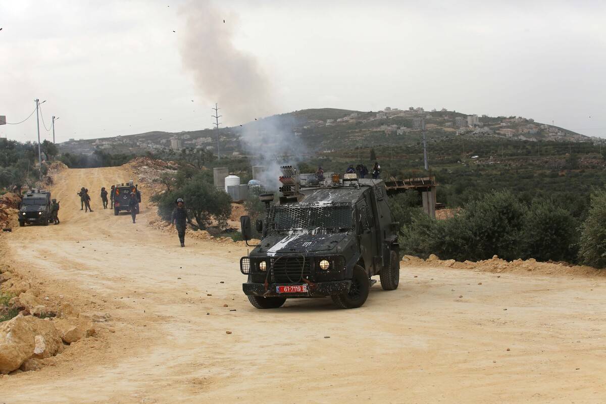 Tropas israelenses no posto colonial de Evyatar, na região de Nablus, na Cisjordânia ocupada, em 10 de abril de 2023 [Nedal Eshtayah/Agência Anadolu]
