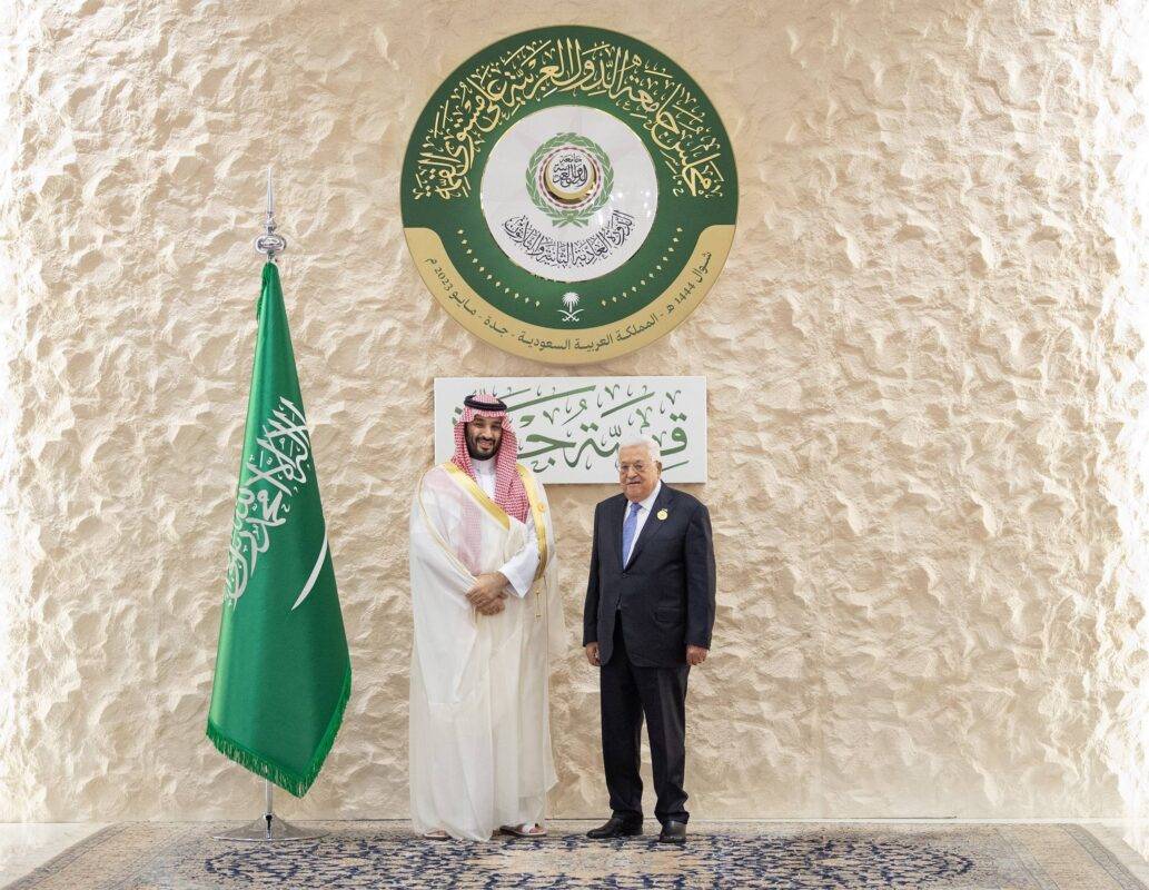 Príncipe herdeiro saudita, Mohammed bin Salman, recebe presidente da Autoridade Palestina (AP), Mahmoud Abbas, para a 32ª Cúpula da Liga Árabe em Jeddah, em 19 de maio de 2023 [Corte Real Saudita/Agência Anadolu]
