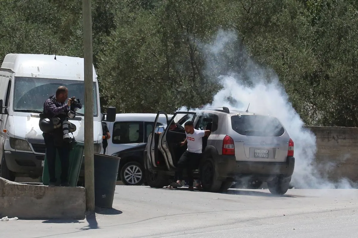 Cidadãos palestinos tentam escapar de ataque israelense à aldeia de Urif, em Nablus, na Cisjordânia ocupada, em 29 de junho de 2023 [Nedal Eshtayah/Agência Anadolu]
