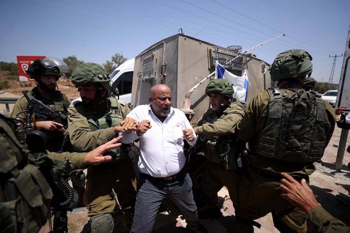 Forças israelenses reprimem protesto contra novos assentamentos ilegais na aldeia de Deir Istiyam, em Salfit, na Cisjordânia ocupada, em 24 de julho de 2023 [Issam Rimawi/Agência Anadolu]
