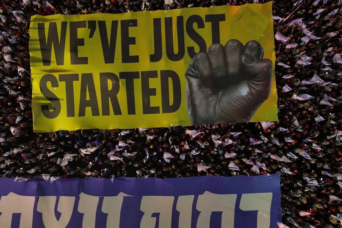 Vista aérea da Kaplan Street enquanto os israelenses se reúnem para protestar contra o projeto de reforma judicial do governo, em Tel Aviv, Israel, em 29 de julho de 2023. [Yair Palti - Agência Anadolu]
