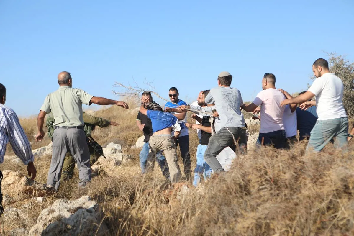 Forças israelenses reprimem protesto palestino contra expropriação de terras em Hebron (Al-Khalil), na Cisjordânia ocupada, em 1° de agosto de 2023 [Mamoun Wazwaz/Agência Anadolu]
