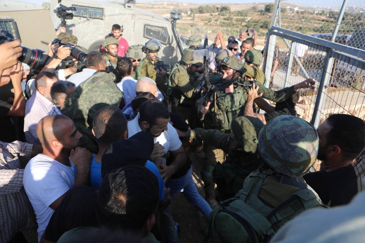 Forças israelenses reprimem protesto palestino contra expropriação de terras em Hebron, na Cisjordânia ocupada [Mamoun Wazwaz/Agência Anadolu]
