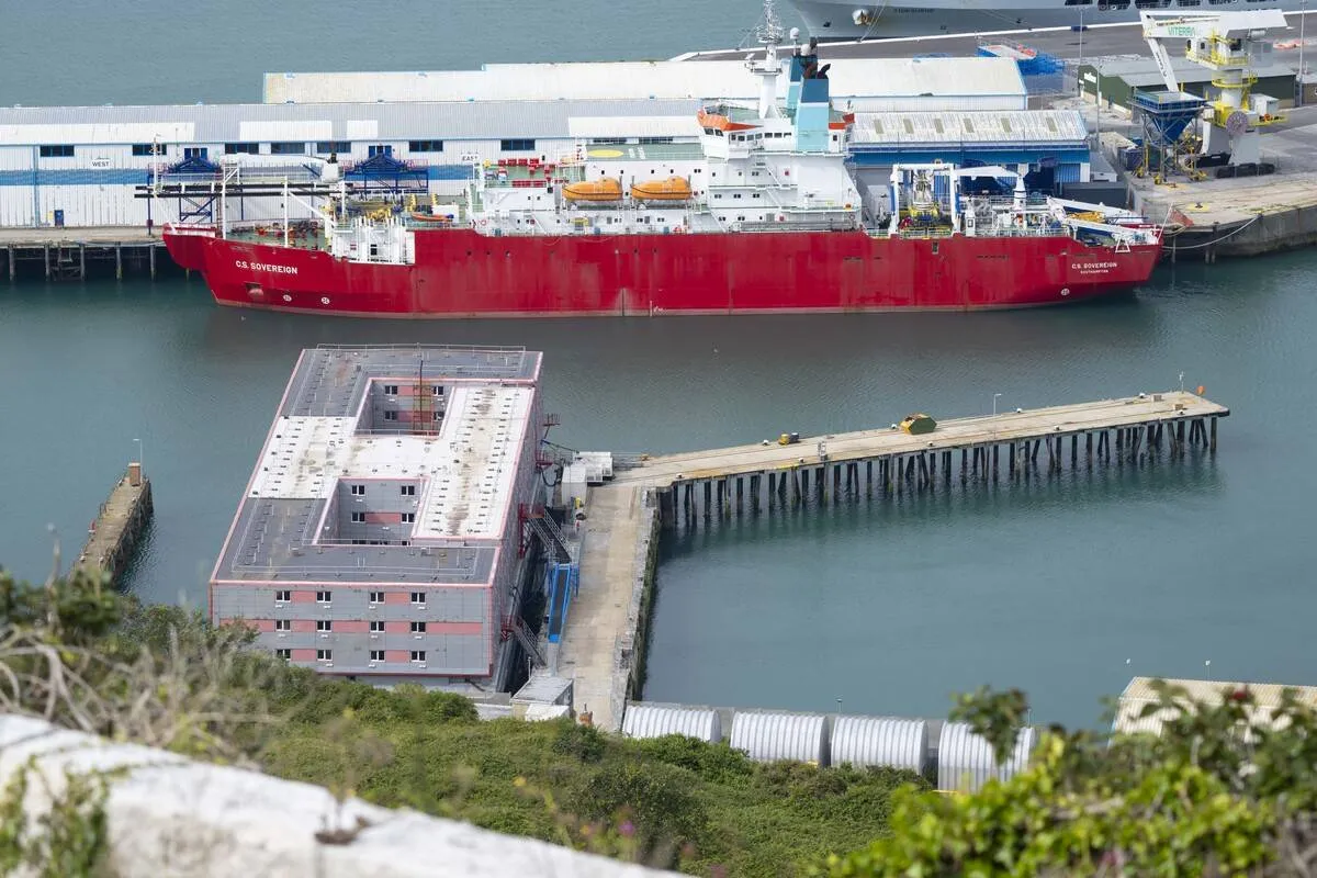 Balsa Bibby Stockholm recebe a primeira leva de requerentes de asilo retidos pelo governo britânico em Dorset, Reino Unido, 7 de agosto de 2023 [Rasid Necati Aslim/Agência Anadolu]
