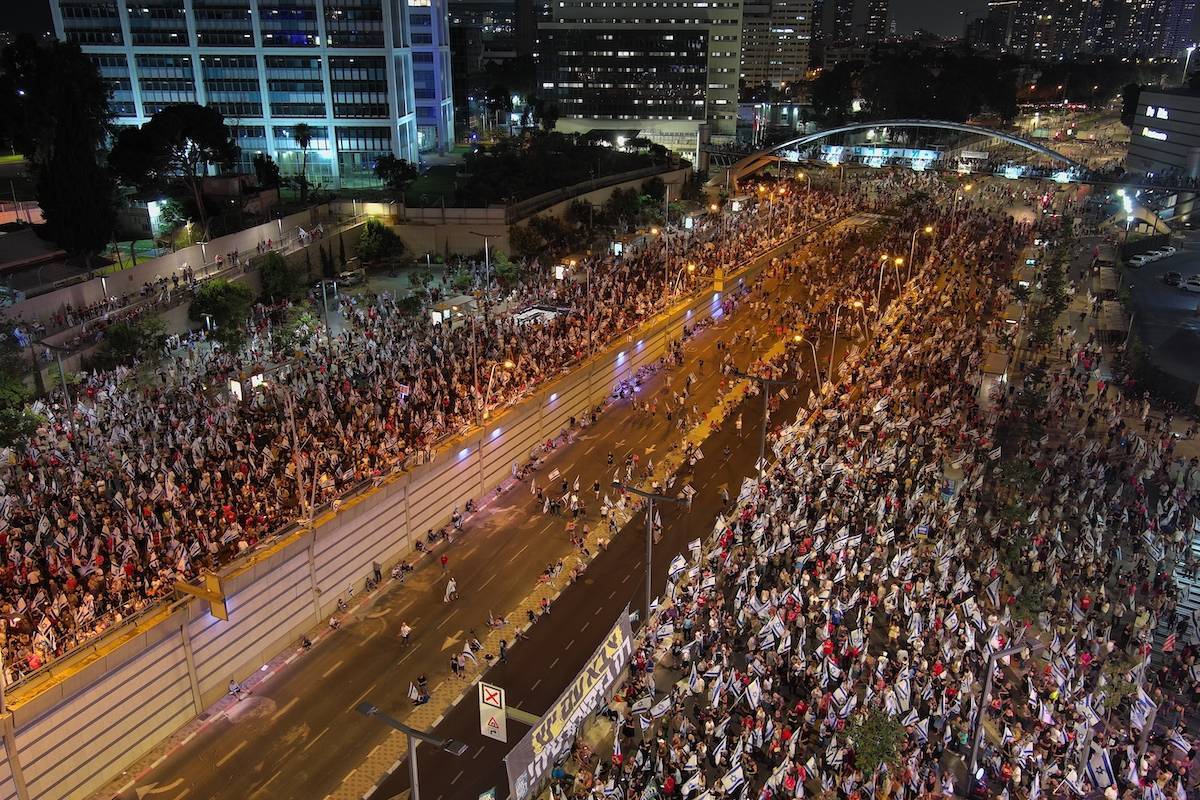 Protesto contra a reforma judicial do premiê israelense Benjamin Netanyahu em Tel Aviv, 12 de agosto de 2023 [Yair Palti/Agência Anadolu]
