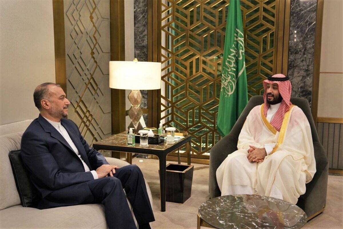 O ministro das Relações Exteriores do Irã, Hossein Amir-Abdollahian (à esquerda), está sendo recebido pelo príncipe herdeiro da Arábia Saudita, Mohammed bin Salman (à direita), em Riad, Arábia Saudita, em 18 de agosto de 2023 [Ministério das Relações Exteriores do Irã, Relações Exteriores do Irã/Folheto/Agência Anadolu]