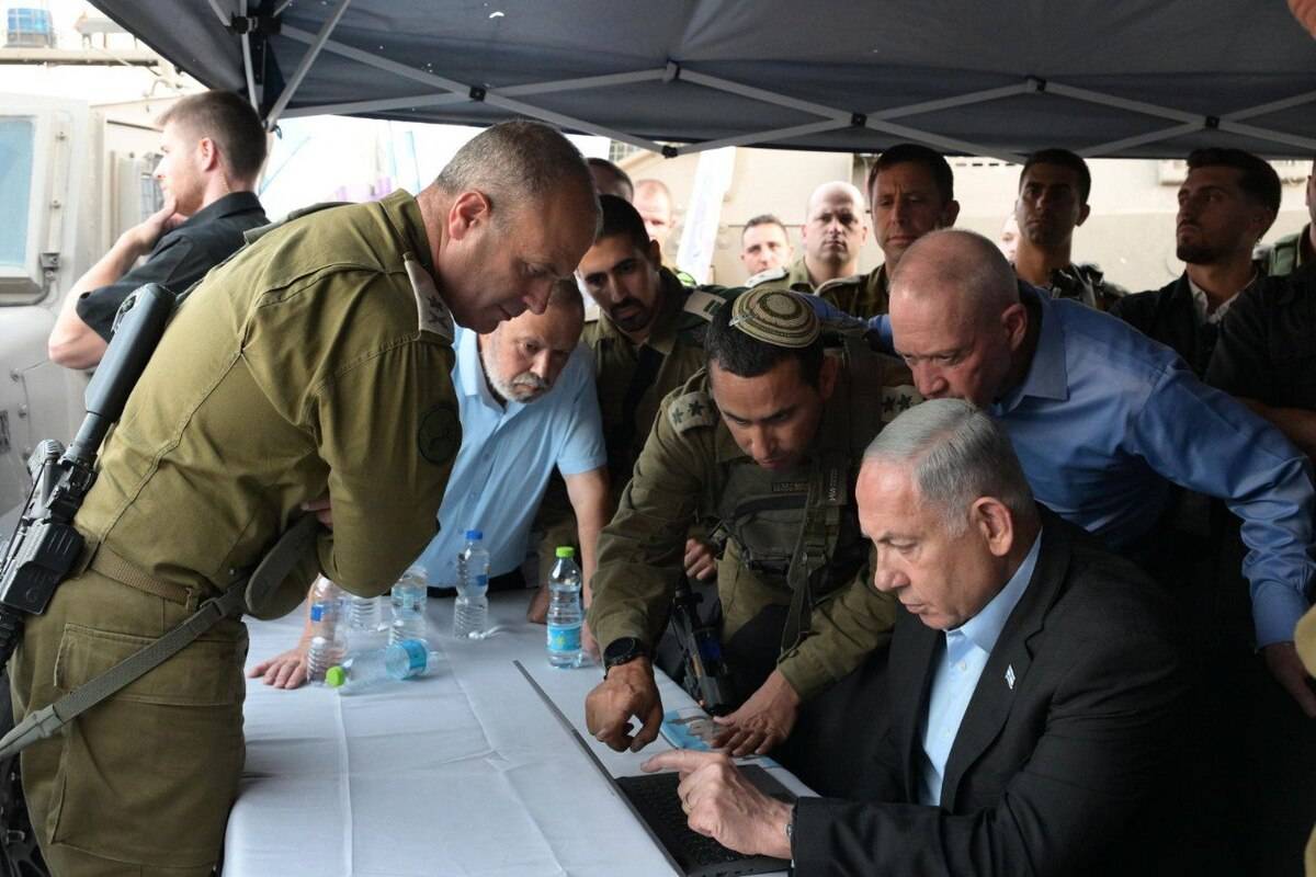 O primeiro-ministro israelense, Benjamin Netanyahu, e o ministro da Defesa de Israel, Yoav Gallant, visitam o local do tiroteio onde um colono foi morto e outro gravemente ferido em Hebron, Cisjordânia ocupada, em 21 de agosto de 2023 [Amos Ben-Gershom (GPO)/Divulgação/Agência Anadolu ]
