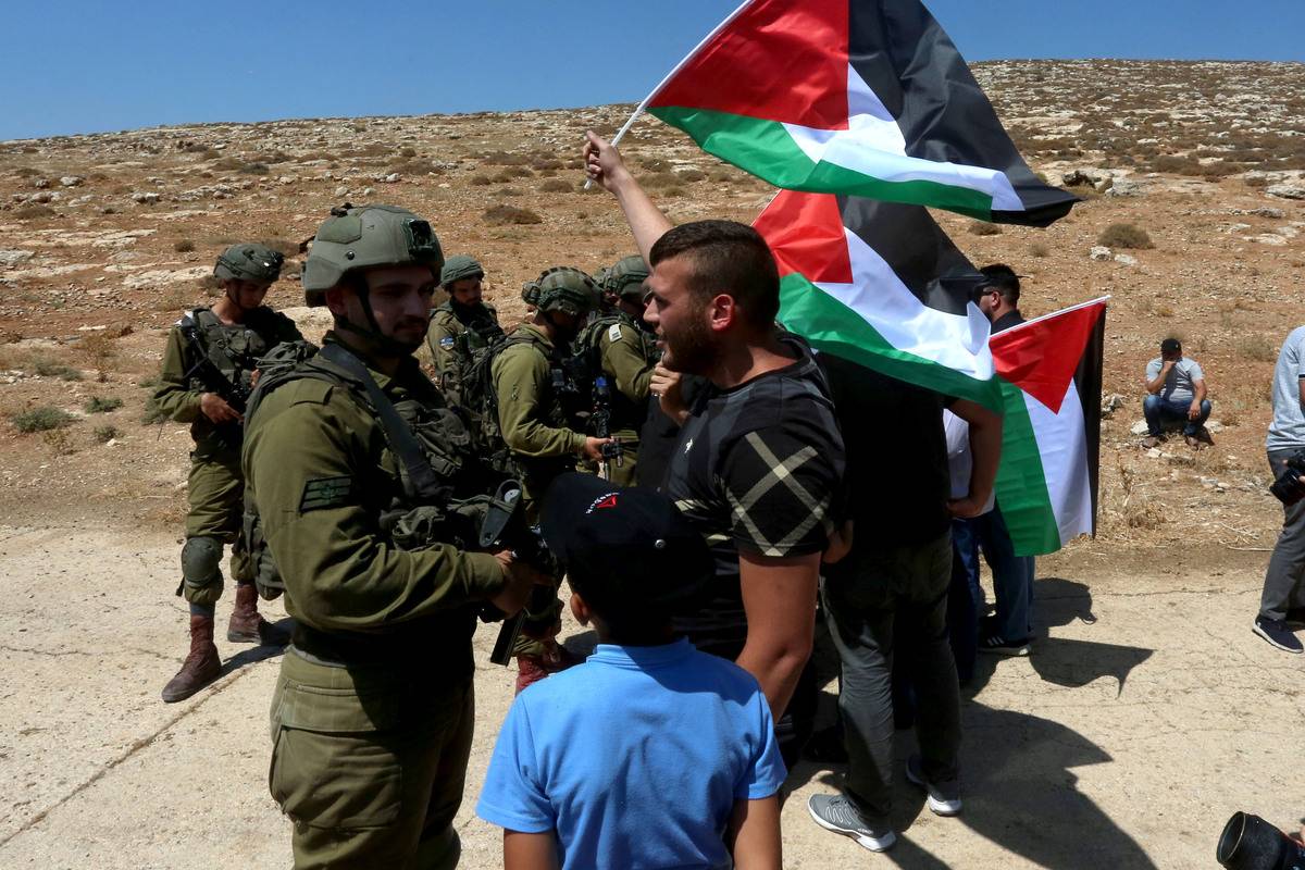 Forças israelenses reprimem protesto palestino contra expansão de assentamentos ilegais na região de Beit Decen, em Nablus, na Cisjordânia ocupada, 25 de agosto de 2023 [Nedal Eshtayah/Agência Anadolu]
