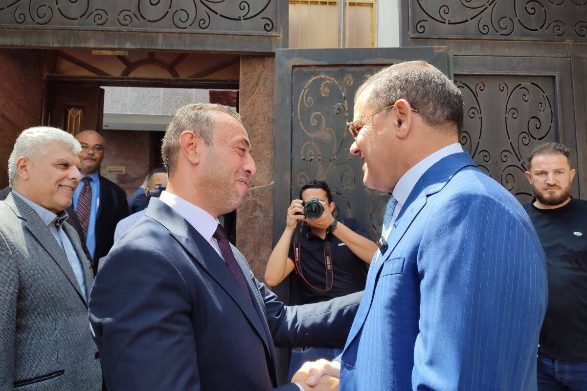 O primeiro-ministro da Líbia, Abdul Hamid Dbeibeh (2º esq.), encontra-se com o embaixador palestino na Líbia, Mohammad Rahhal (dir.), em Trípoli, Líbia, em 28 de agosto de 2023 [Embaixada da Palestina na Líbia/Divulgação/Agência Anadolu]
