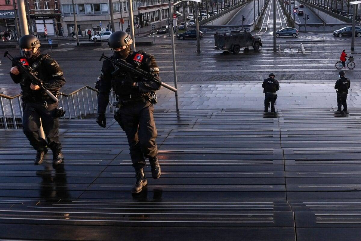 Policiais armados em frente a um tribunal durante julgamento de quatro pessoas, incluindo um diplomata e um casal belga-iraniano, em Antuérpia, Bélgica, 4 de fevereiro de 2021 [Dirk Waem/AFP via Getty Images]
