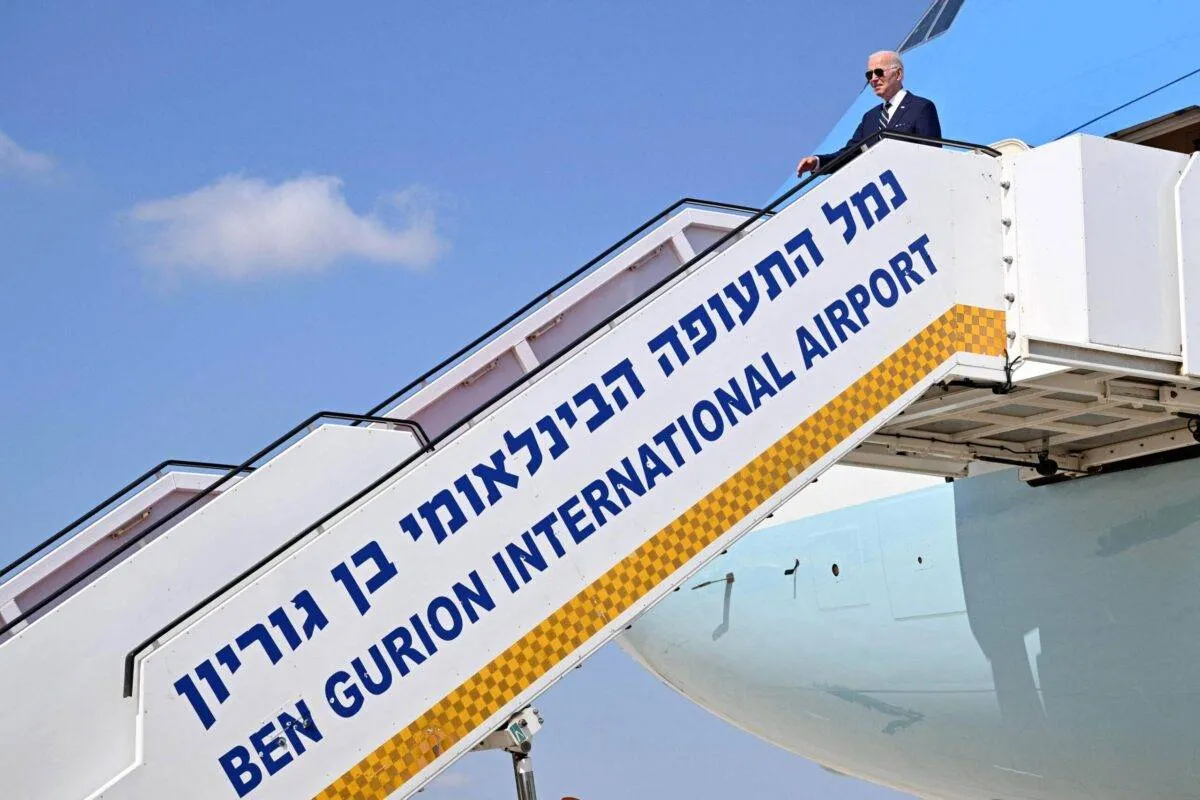 O presidente dos EUA, Joe Biden, no topo da escada móvel do lado de fora do Força Aérea Um antes de partir do Aeroporto Ben Gurion de Israel em 15 de julho de 2022 [Mandel Ngan/AFP via Getty Images]
