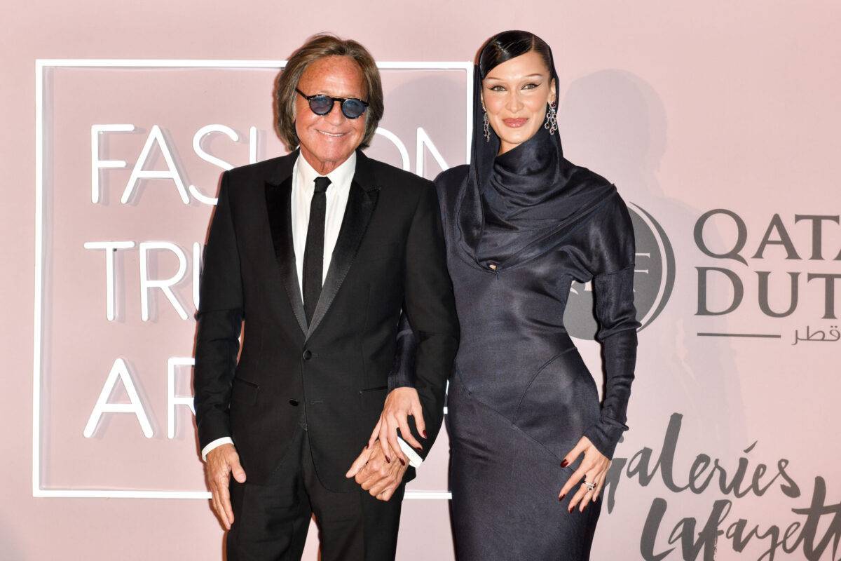 Mohamed e Bella Hadid durante cerimônia de premiação do Fashion Trust Arabia, no Museu Nacional do Catar, em Doha, 26 de outubro de 2022 [David Benett/Getty Images]
