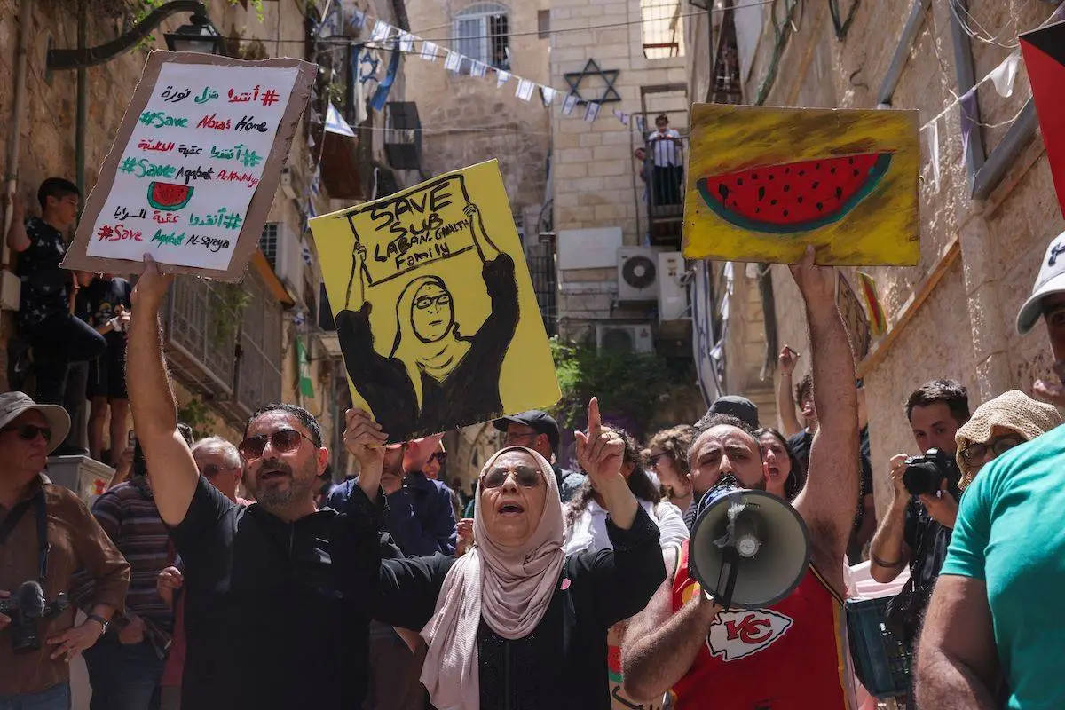 Nora Sub Laban (centro) durante protesto contra o despejo de sua família do Bairro Muçulmano de Jerusalém, para dar lugar a colonos ilegais, em 16 de junho de 2023 [Ahmad Gharabli/AFP via Getty Images]
