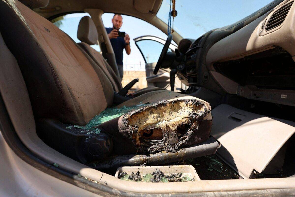 Carro incendiado por colonos israelenses na aldeia de Mughayir, a leste de Ramallah, na Cisjordânia ocupada, em 23 de julho de 2023 [Zain Jaafar/AFP via Getty Images]
