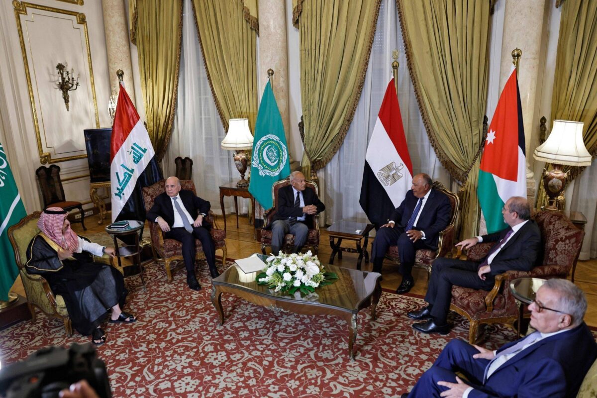Membros do comitê árabe na Síria, ministro das Relações Exteriores do Egito, Sameh Shoukry (centro dir.), secretário-geral da Liga Árabe, Ahmed Aboul Gheit, (centro esq.), ministro das Relações Exteriores do Iraque, Fuad Hussein (2-º esq.), ministro das Relações Exteriores da Arábia Saudita, Faisal bin Farhan ( esq.), o ministro das Relações Exteriores da Jordânia, Ayman Safadi (2º dir.), e o ministro das Relações Exteriores do Líbano, Abdallah Bou Habib, se encontram no Cairo em 15 de agosto de 2023 [Khaled Desouki/AFP via Getty Images]
