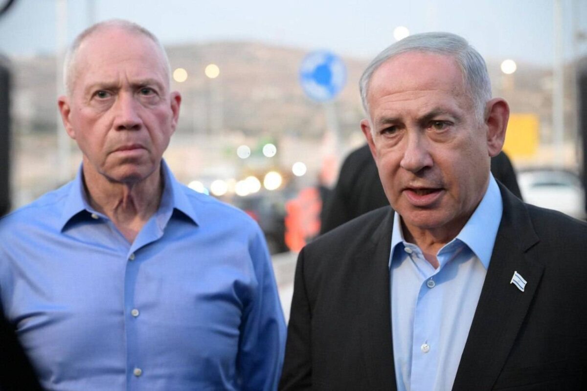 Premiê israelense, Benjamin Netanyahu, e seu ministro da Defesa, Yoav Gallant, visitam assentamento ilegal em Hebron (Al-Khalil), na Cisjordânia ocupada, em 21 de agosto de 2023 [Amos Ben-Gershom/Agência Anadolu via Getty Images]
