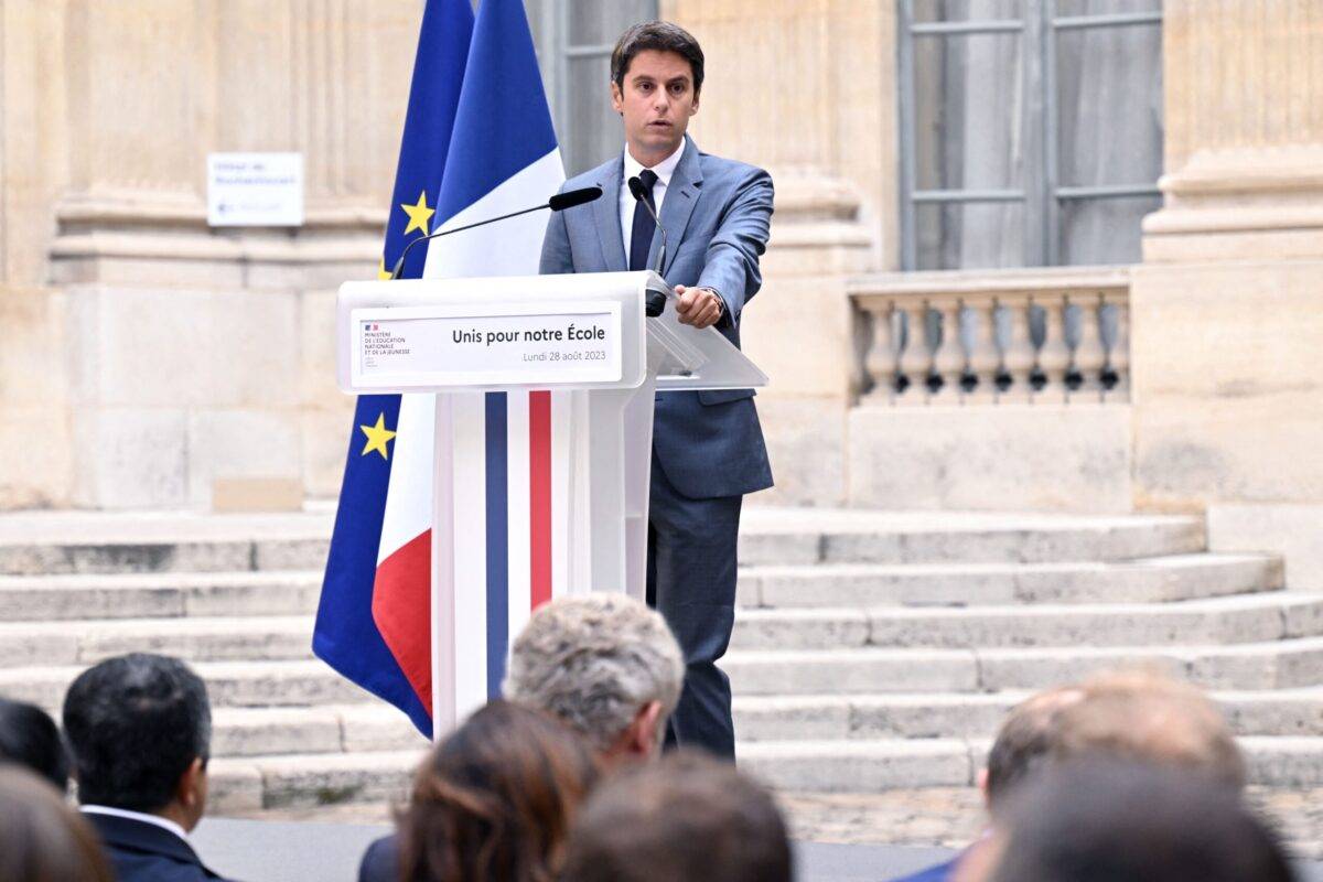 Ministro da Educação da França, Gabriel Attal, durante coletiva de imprensa no primeiro dia do ano letivo, em Paris, 28 de agosto de 2023 [Bertrand Guay/AFP via Getty Images]
