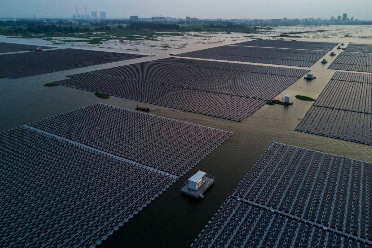 Fazenda flutuante de energia solar desenvolvida pela companhia Sungrow, em Huainan, na província de Anhui, na China, em 13 de junho de 2017 [Kevin Frayer/Getty Images]