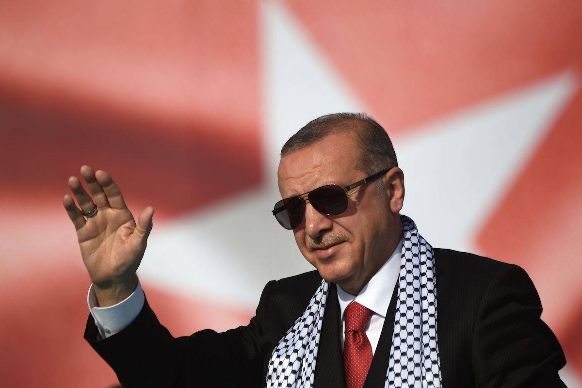 O presidente turco Recep Tayyip Erdogan discursa em uma manifestação de protesto em Istambul em 18 de maio de 2018, contra os recentes assassinatos de manifestantes palestinos na fronteira entre Gaza e Israel e a mudança da embaixada dos EUA para Jerusalém. [Ozan Kose/AFP via Getty Images]
