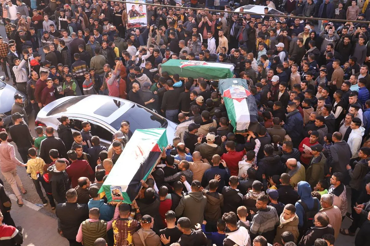 Procissão funeral de oito palestinos mortos durante a jornada do Norte da África à Europa, para escapar do cerco militar israelense, em Gaza, 18 de dezembro de 2022 [Mohammed Asad/MEMO]
