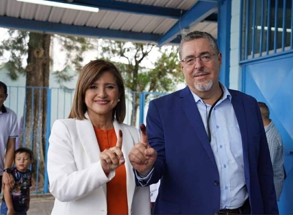 Cesar Bernardo Arévalo de León e Karin Herrera Aguilar, vitoriosos nas eleições presidenciais na Guatemala, e alvo de ameças de morte [Reprodução/Mídia Social]
