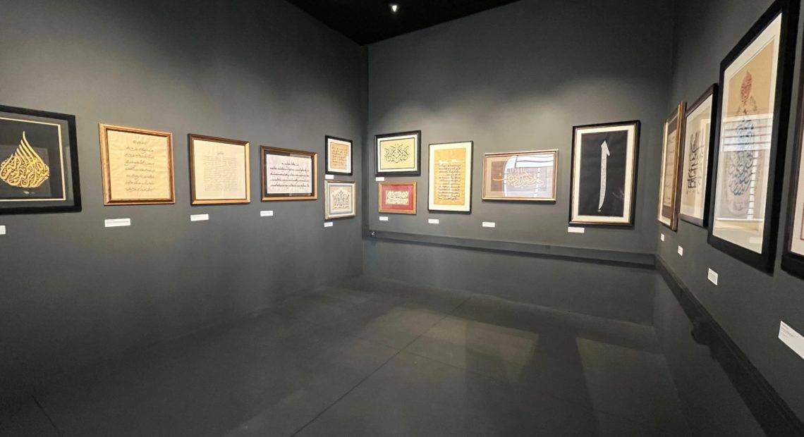 Mostra apresenta telas feitas por artistas dos Emirados Árabes e está no Museu da Imigração.
[Marcos Carrieri/ANBA]