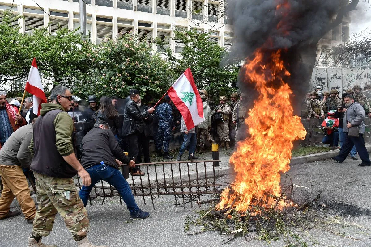 Funcionários públicos e aposentados queimam pneus em protesto contra o alto custo de vida e baixa remuneração no Líbano, em Beirute, 30 de março de 2023 [Houssam Shbaro/Agência Anadolu]
