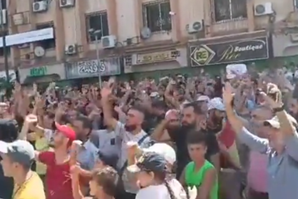Protesto contra o governo sírio de Bashar al-Assad na província de Sweida, no sul da Síria, em 22 de agosto de 2023 [@sebusher/Twitter]
